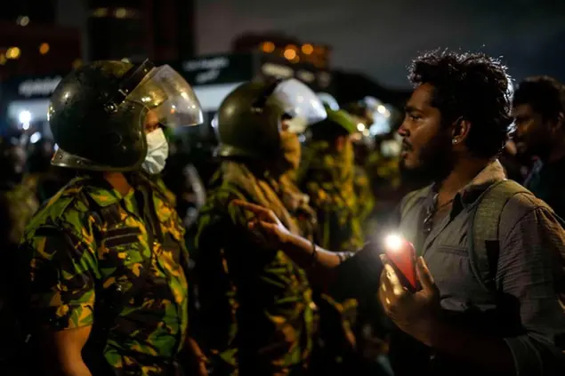 Un manifestante\\u00A0a Colombo (Copyright 2022 The Associated Press. All rights reserved)