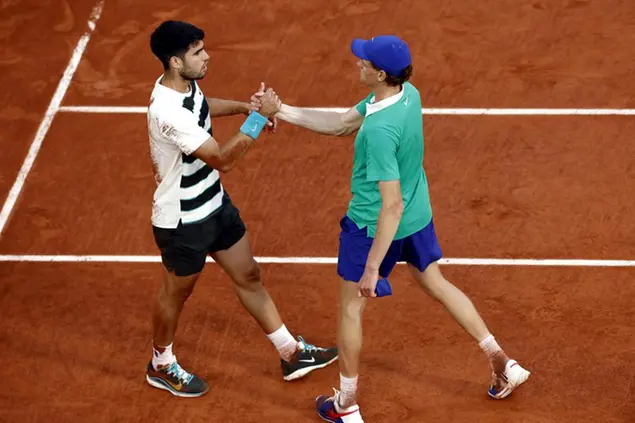 Carlos Alcaraz e Jannik Sinner alla finale del Roland Garros del 2025