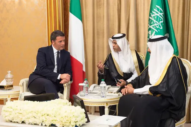 Renzi in Arabia Saudita nel 2015 (Tiberio Barchielli - LaPresse)