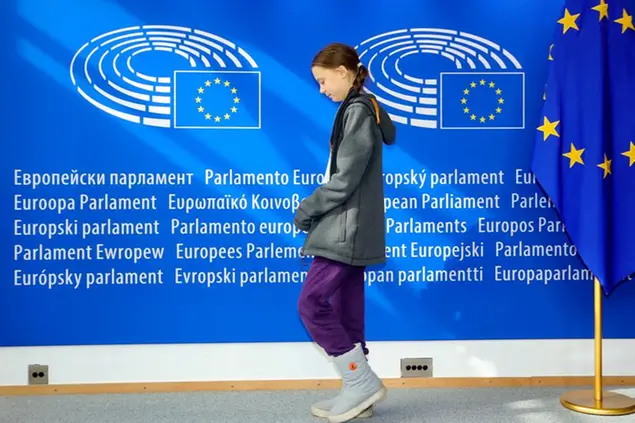 (L'attivista climatica Greta Thunberg in visita all'Europarlamento. Il fondo pensioni extra degli eurodeputati ha investito anche sui colossi dell'energia inquinante. Foto AP)