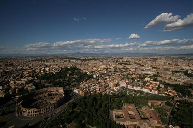 \\u00A9Vincenzo Coraggio / LaPresse 03-07-2005 Roma Interni Immagini di Roma dall'elicottero della Polizia di Stato Nella foto: Una veduta aerea panoramica con il Colosseo