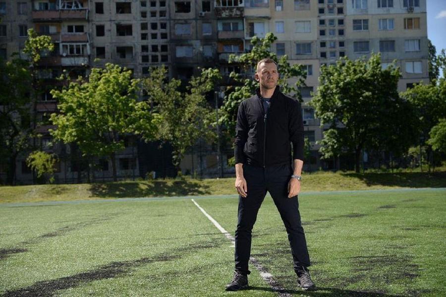 Bambini di Zaporizhzhia studiano in gallerie sotterranee e giocano a calcio in superficie, un simbolo di resistenza e normalità