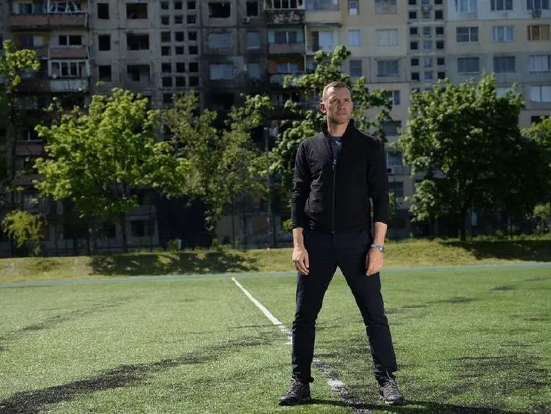 A Zaporizhzhia i bambini studiano sotto terra. E risalgono per giocare a calcio