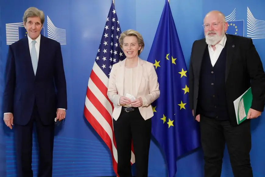 Il segretario di stato Usa John Kerry, con la presidente Ursula von der Leyen, e il vicepresidente per il Green Deal, Frans Timmermans (Olivier Hoslet, Pool via AP)
