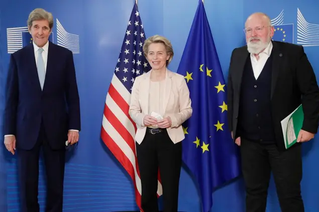 Il segretario di stato Usa John Kerry, con la presidente Ursula von der Leyen, e il vicepresidente per il Green Deal, Frans Timmermans (Olivier Hoslet, Pool via AP)