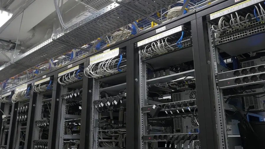 Manifestanti in piazza contro i data center, con cartelli che denunciano impatto ambientale e uso di risorse