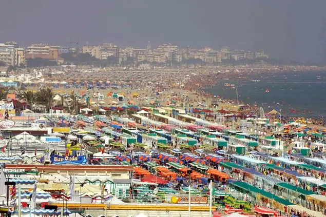 The picture shows the overcrowded beaches of Riccione and Rimini, Italy, 05 September 2006. Photo by: Matthias Schrader/picture-alliance/dpa/AP Images