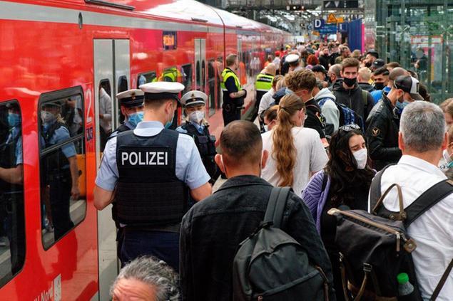 06 June 2022, North Rhine-Westphalia, Cologne: Police and Deutsche Bahn employees show travelers the way on a crowded platform at the main train station. Following the launch of the 9-euro ticket, a strong wave of return travel is expected in North Rhine-Westphalia at the end of the long Whitsun weekend on Monday. Photo by: Henning Kaiser/picture-alliance/dpa/AP Images