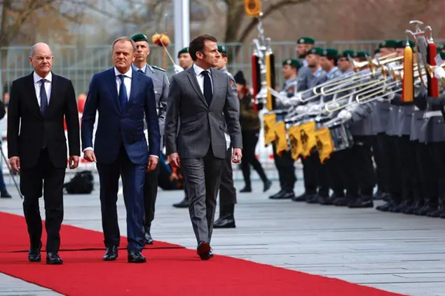 (Scholz, Tusk e Macron insieme a Berlino. Foto Ansa)