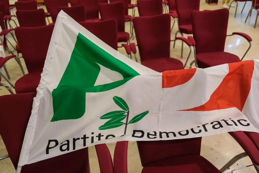 19/09/2022 Napoli, presso la stazione marittima il segretario nazionale del Partito Democratico ha partecipato all'incontro elettorale Manifesto per il SUD, nella foto la bandiera del PD sulle sedie vuote