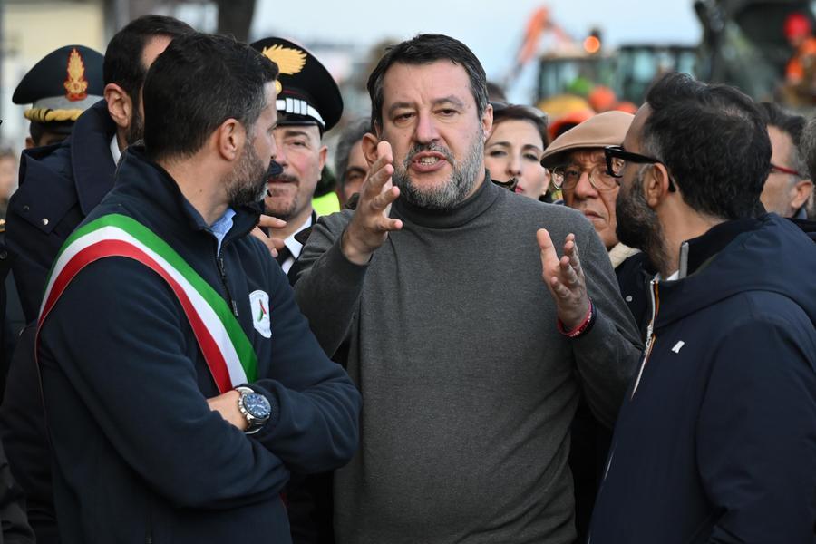 Pacchetto sicurezza, scudo e fermi preventivi di 12 ore. Salvini: «Poliziotti? Non automatica iscrizione nel registro degli indagati»