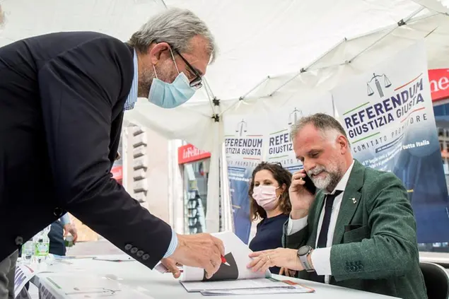 Il deputato Roberto Giachetti firma i moduli del referendum che gli porge il ministro leghista Massimo Garavaglia Foto LaPresse