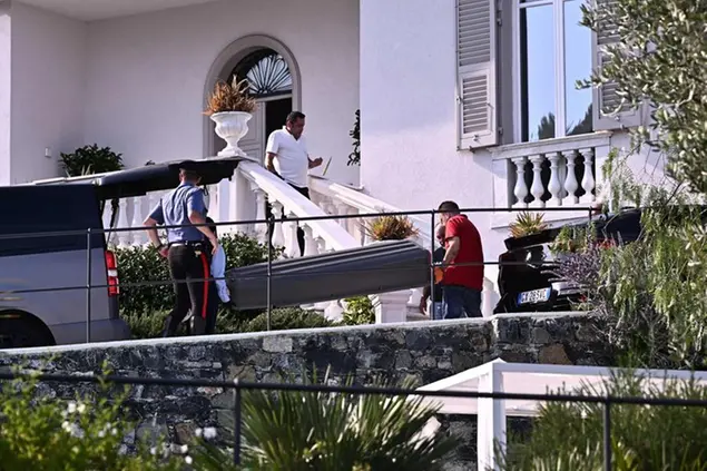 I carabinieri nella villa di La Spezia in cui Tiziana Vinci è stata uccisa dal suo ex marito (foto Ansa)