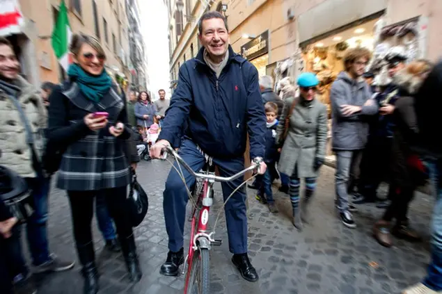 08/12/2013 Roma ,voto per le primarie del Partito Democratico per l'elezione del nuovo segretario, l sindaco di Roma Ignazio Marino al voto nella storica sezione di Via dei Giubbonari