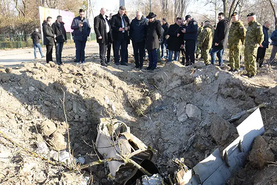 (Il cratere lasciato dal drone caduto a Zagabria, in Croazia, è largo tre metri e profondo uno. Foto presidenza croata)