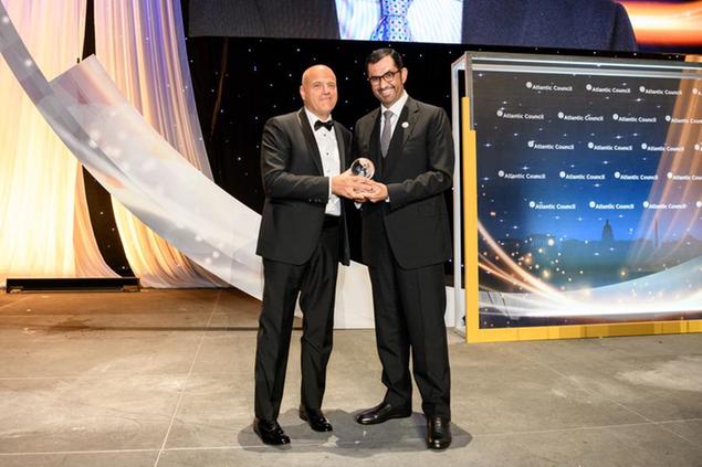 Claudio Descalzi premiato dal ministri degli Emirati Arabi Uniti Sultan Al Jaber