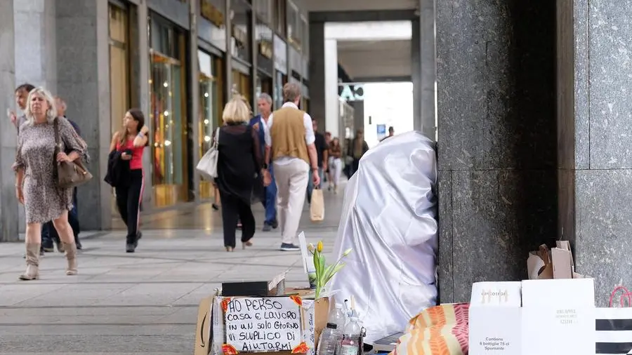 «Sono un manager senzatetto, la mia azienda non lo sa». Le storie di chi vive per strada: oltre un quarto è a Roma