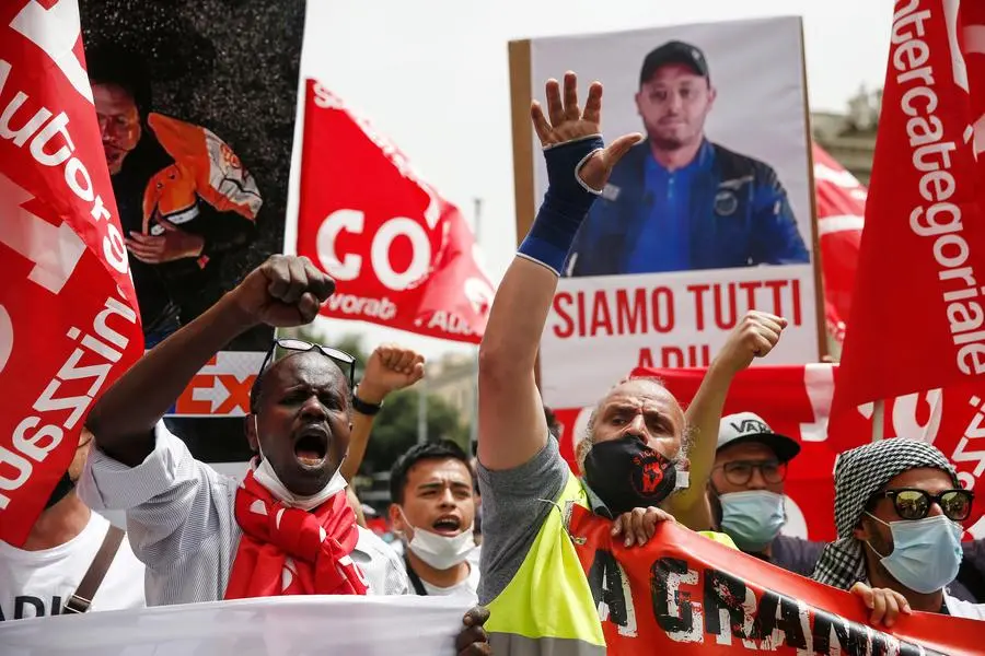 Foto Cecilia Fabiano/ LaPresse 19 Giugno 2021 Roma (Italia) Cronaca : Manifestazione dei lavoratori del sin Cobas per protestare per la morte del sindacalista Adil Belakhdim investito da un camion durante un picchetto Nella Foto : il corteo dei lavoratori della logistica Photo Cecilia Fabiano/ LaPresse June 19 , 2021 Roma (Italy) News : Demonstration by Sin Cobas workers to protest the death of trade unionist Adil Belakhdim hit by a truck during a picket In the pic : logistic workers demonstration