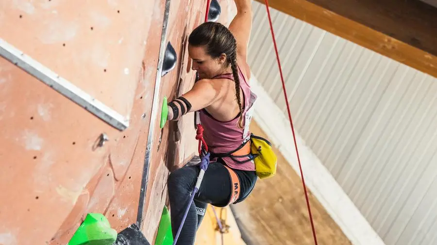 Atlete cieche e con disabilità si allenano in un ambiente adatto, costruendo un futuro per il paraclimbing italiano