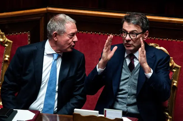 Il ministro dell'Economia Giancarlo Giorgetti (D) con Il ministro delle Imprese e Made in Italy Adolfo Urso in aula al Senato