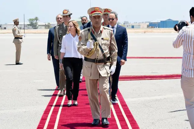 Giorgia Meloni al suo arrivo a Tripoli nel luglio 2024 in occasione del Trans-Mediterranean Migration Forum Foto Ansa / Uff.st.presidenza del Consiglio