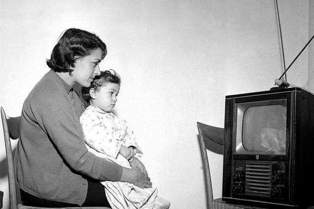 \\u00A9Silvio Durante/Lapresse Archivio storico Torino 30-11-1955 Televisione nella foto: poco per volta le famiglie italiane acquistano un apparecchio televisivo, che talvolta sistemano in modi precari NEG- 84148