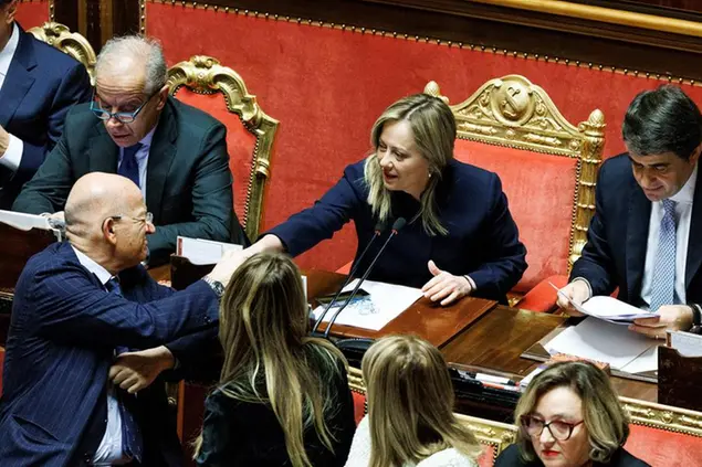 Foto Roberto Monaldo / LaPresse 14-12-2022 Roma Politica Senato - Comunicazioni del Presidente del Consiglio Giorgia Meloni sul prossimo Consiglio Europeo Nella foto Francesco Paolo Sisto, Giorgia Meloni 14-12-2022 Rome (Italy Politics Senate - Communications from Prime Minister Giorgia Meloni on the next European Council In the pic Francesco Paolo Sisto, Giorgia Meloni