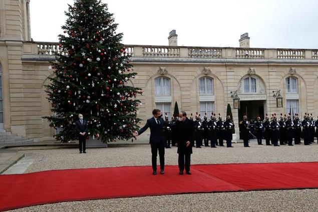 (Macron accoglie al Sisi all'Eliseo con il tappeto rosso. Foto LaPresse)