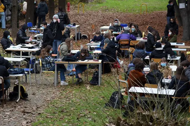 Studenti al liceo Severi di Milano studiano in Dad di fronte alla scuola (LaPresse)