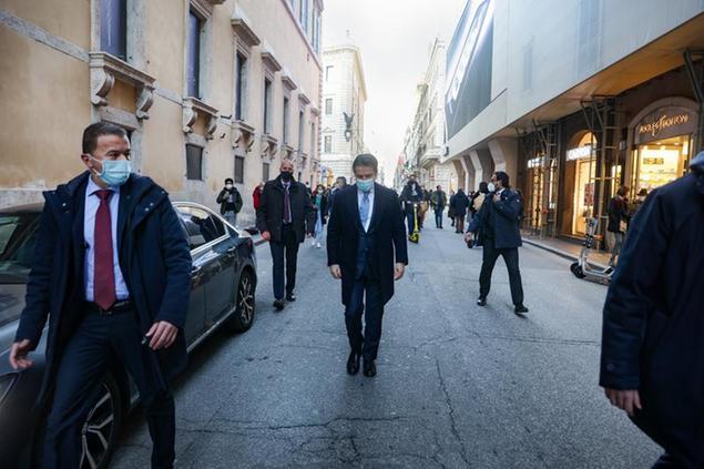 Il presidente del Consiglio Giuseppe Conte in una passeggiata a piedi sotto palazzo Chigi