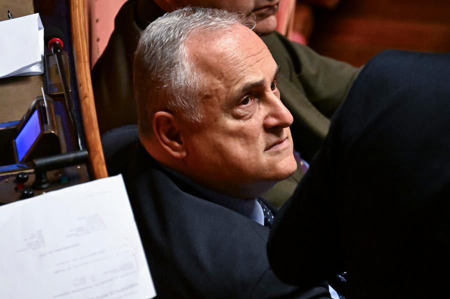 Le pressioni su Lotito per la vendita della Lazio. Indagati Luigi Bisignani e i vertici di Banca del Fucino
