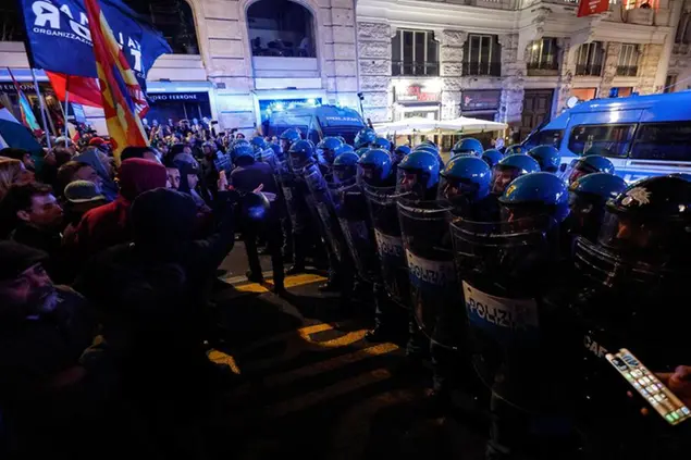A Roma un momento della protesta in difesa della Flotilla (Ansa)