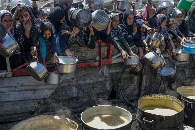 Sfollati palestinesi in cerca di cibo a Gaza City