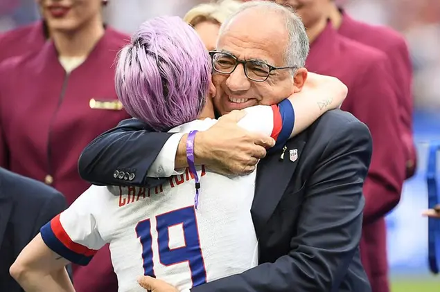 Carlos Cordeiro, che in questa foto abbraccia la calciatrice Megan Rapinoe, ha sostenuto che le donne nel calcio debbano essere pagate di meno perché non hanno forza e velocità degli uomini (FOTO\\u00A0Sebastian Gollnow/picture-alliance/dpa/AP Images)