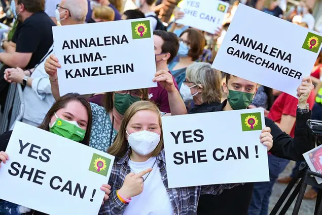 08 September 2021, Hessen, Frankfurt/Main: Young party members of B'ndnis 90/Die Gr'nen take part in a campaign event on Frankfurt's R'merberg with posters reading \\\"Yes she can !\\\", \\\"Annalena Climate Chancellor\\\" and \\\"Annalena Gamechanger\\\". On 26 September 2021, voters will decide on the new Bundestag. Photo by: Arne Dedert/picture-alliance/dpa/AP Images