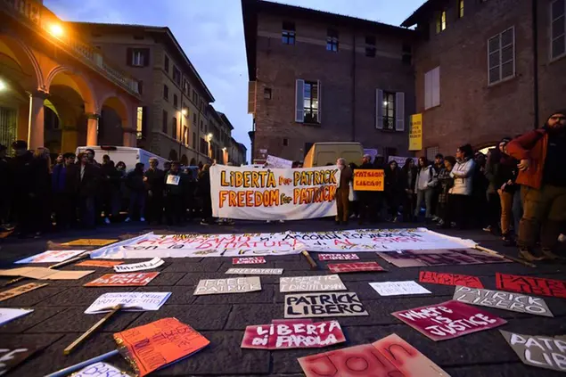 (Manifestazione per Zaki libero. Foto LaPresse)