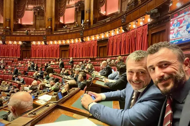 Il deputato di Fratelli d'Italia Emanuele Pozzolo e il sottosegretario alla Giustizia Andrea Delmastro