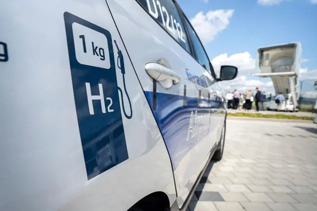 26 July 2021, Hessen, Frankfurt/Main: A symbol for hydrogen propulsion is depicted on the body of an electric vehicle belonging to Fraport AG's security service at Frankfurt Airport. Hesse's Finance Minister Boddenberg, as Chairman of the Supervisory Board of Fraport AG, learned about climate protection measures at Frankfurt Airport during his visit. Photo by: Frank Rumpenhorst/picture-alliance/dpa/AP Images