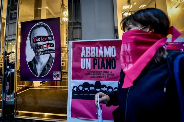 Foto Claudio Furlan - LaPresse 25 Novembre 2020 Milano (Italia) News Azione del collettivo femminista Non una di meno presso la sede della compagnia di assicurazioni in centro a Milano di cui Alberto Genovese è primo azionista , in occasione della giornata mondiale contro la violenza sulle donne Photo Claudio Furlan - LaPresse 25 November 2020 Milan ( Italy ) News Action by the feminist collective No less at the headquarters of the insurance company in the center of Milan of which Alberto Genovese is the main shareholder, on the occasion of the world day against violence against women