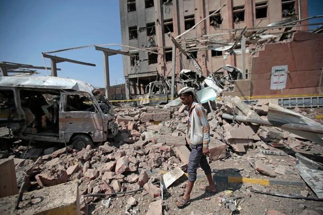 (Gli esiti di uno degli attacchi\\u00A0aerei\\u00A0in Yemen nel 2018. Foto AP)